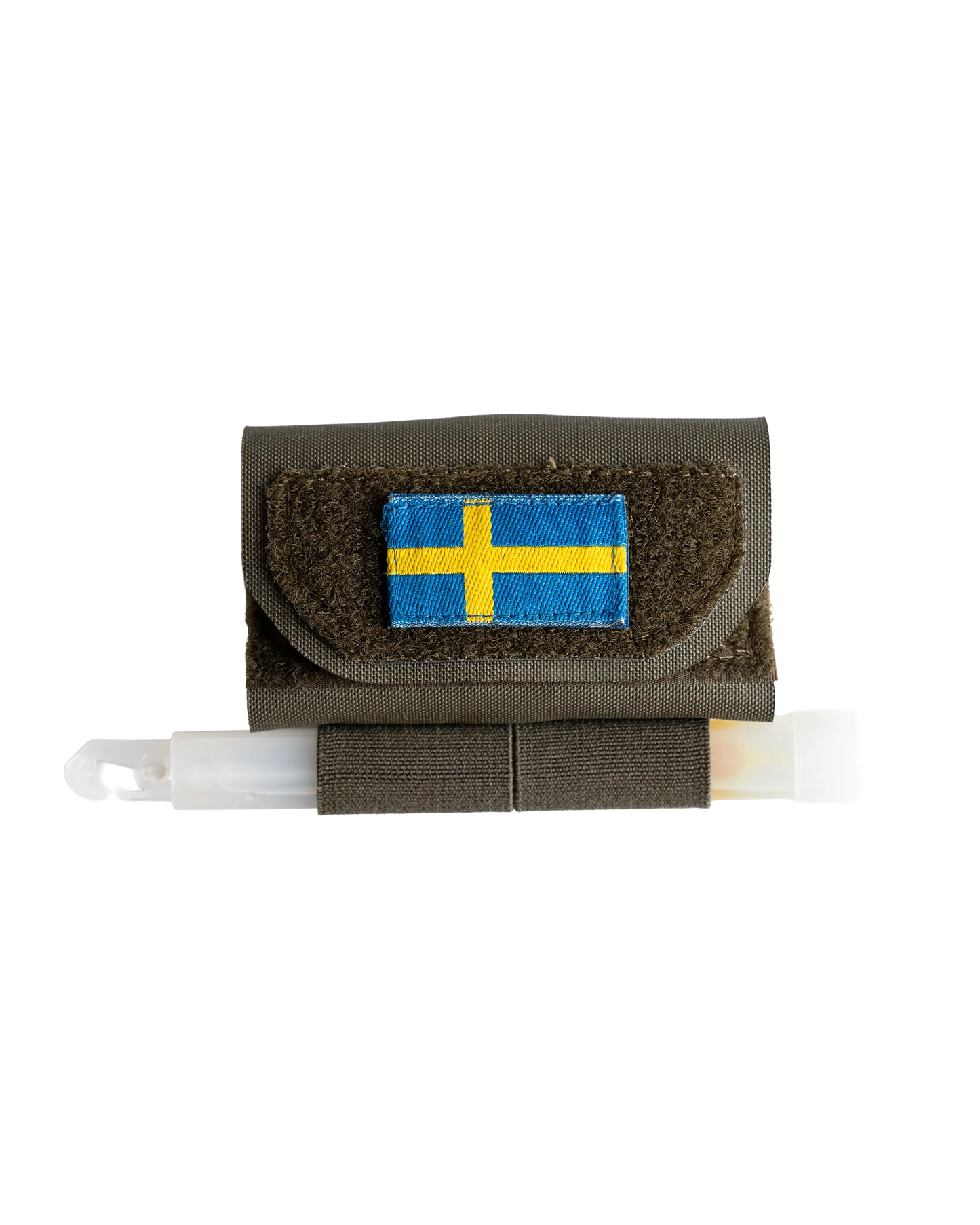 Närbild på AXIS-motviktsficka i Ranger Green, utrustad med svensk flagga och lightstick.