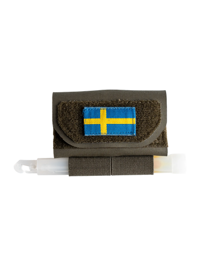 Närbild på AXIS-motviktsficka i Ranger Green, utrustad med svensk flagga och lightstick.