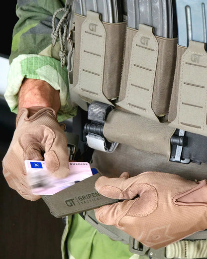 CardVault korthållare under användning.