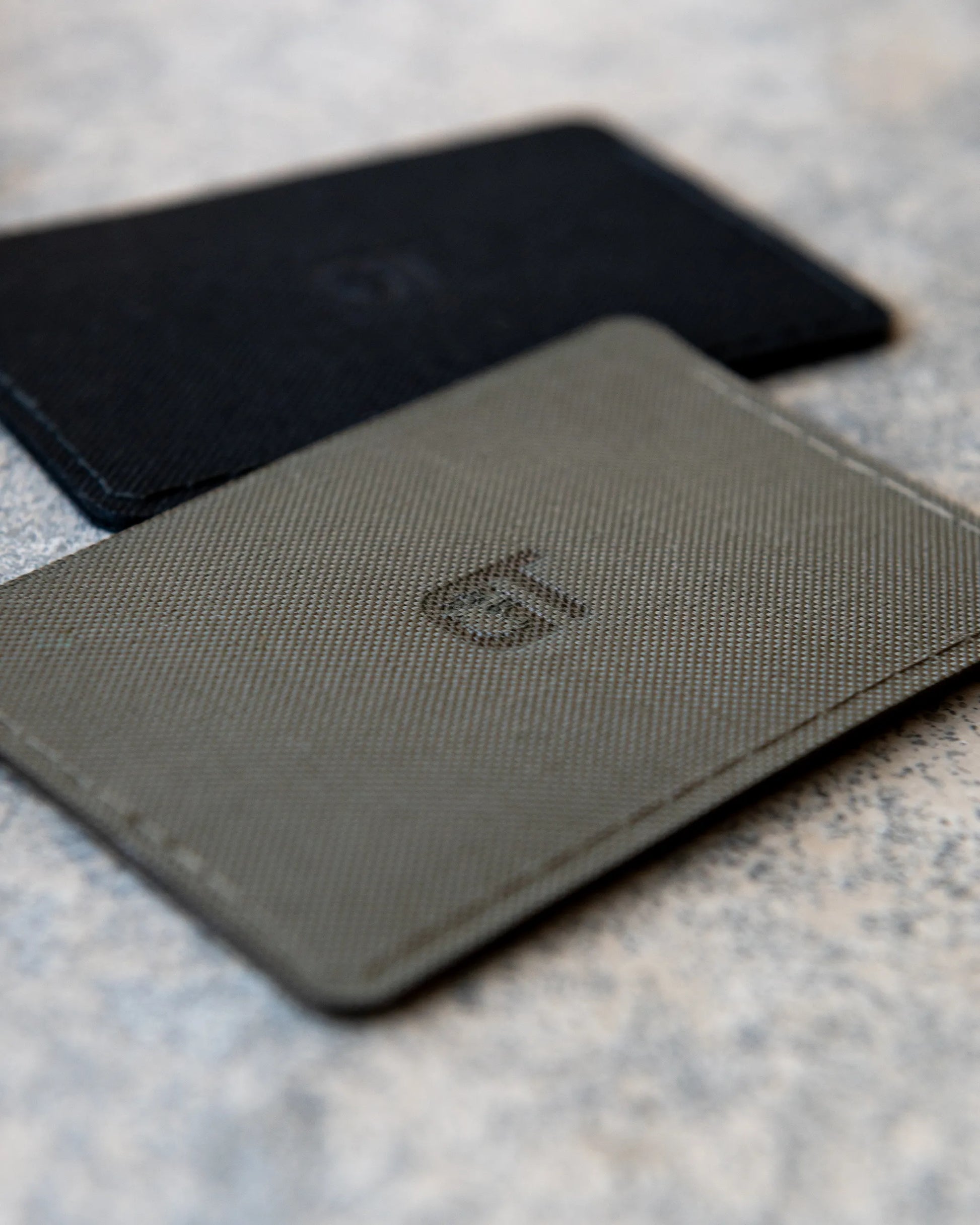 Baksidan av två CardVault korthållare.