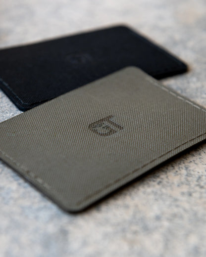 Baksidan av två CardVault korthållare.