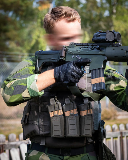 Elastisk magasinficka under användning av svensk soldat.
