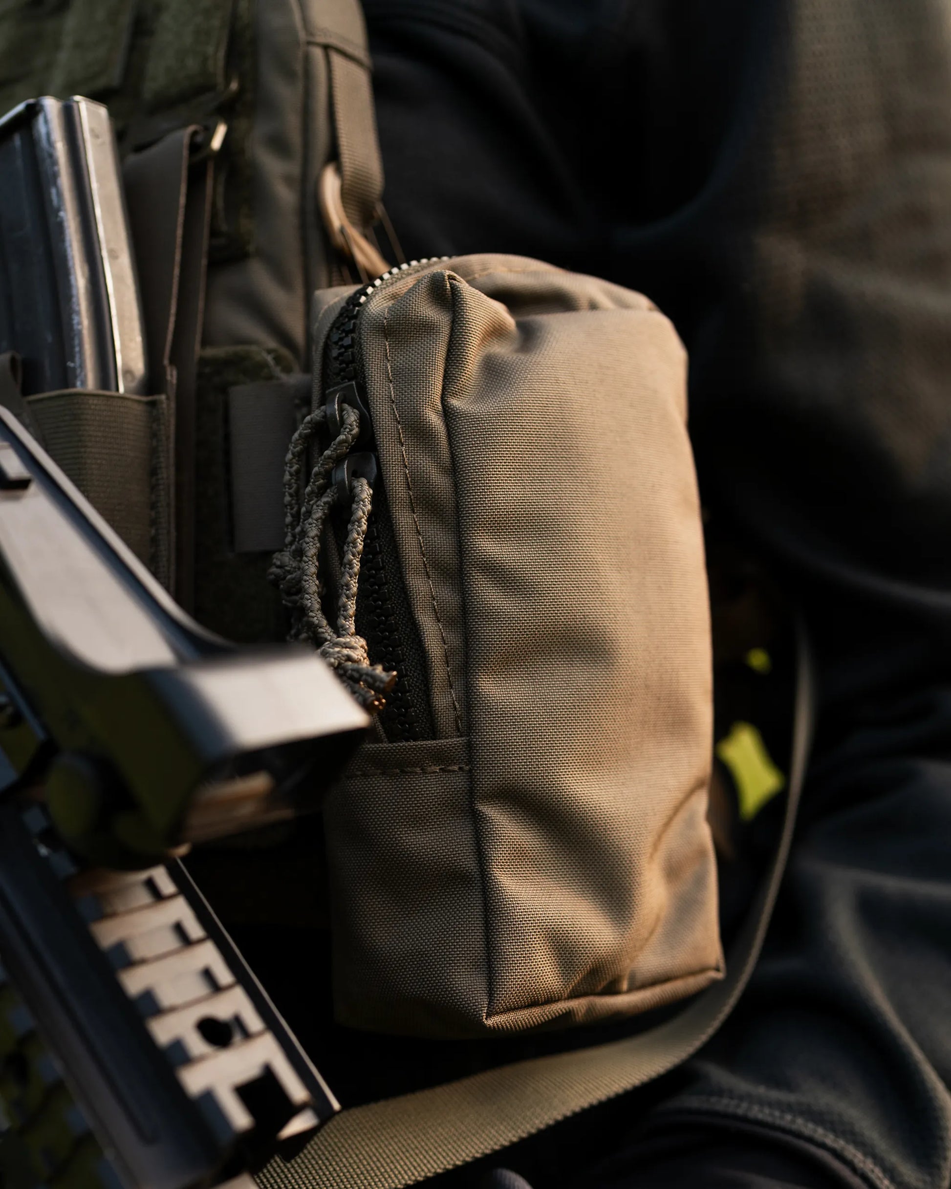 Liten flerbruksficka i Ranger Green, monterad på stridsutrustning.