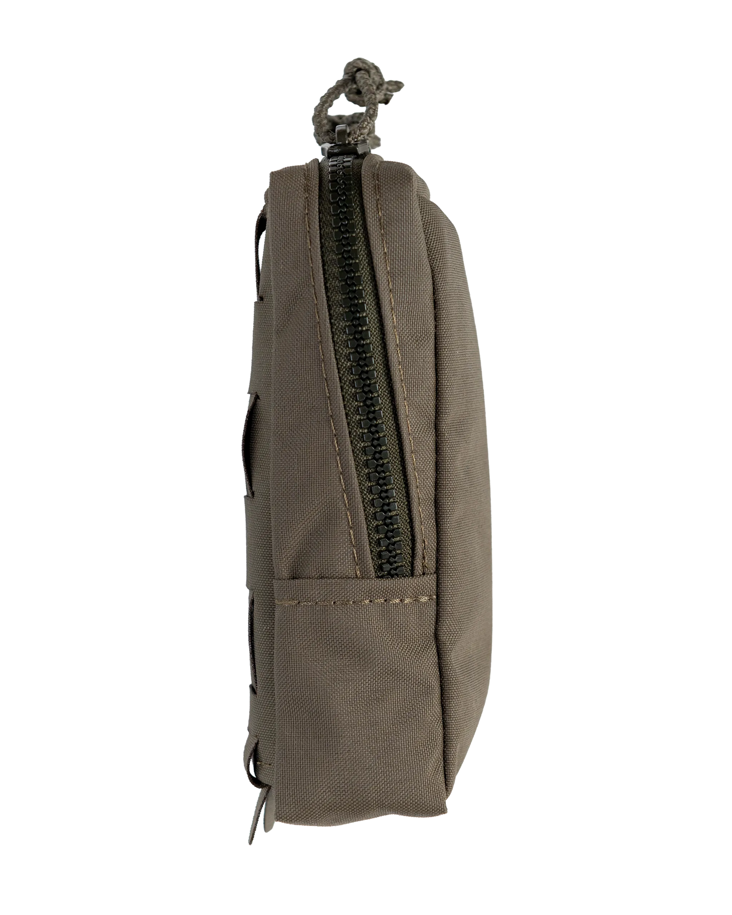 Liten flerbruksficka från sidan i Ranger Green. Visar detaljer i blixtlåset.