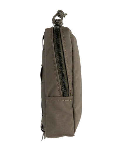 Liten flerbruksficka från sidan i Ranger Green. Visar detaljer i blixtlåset.