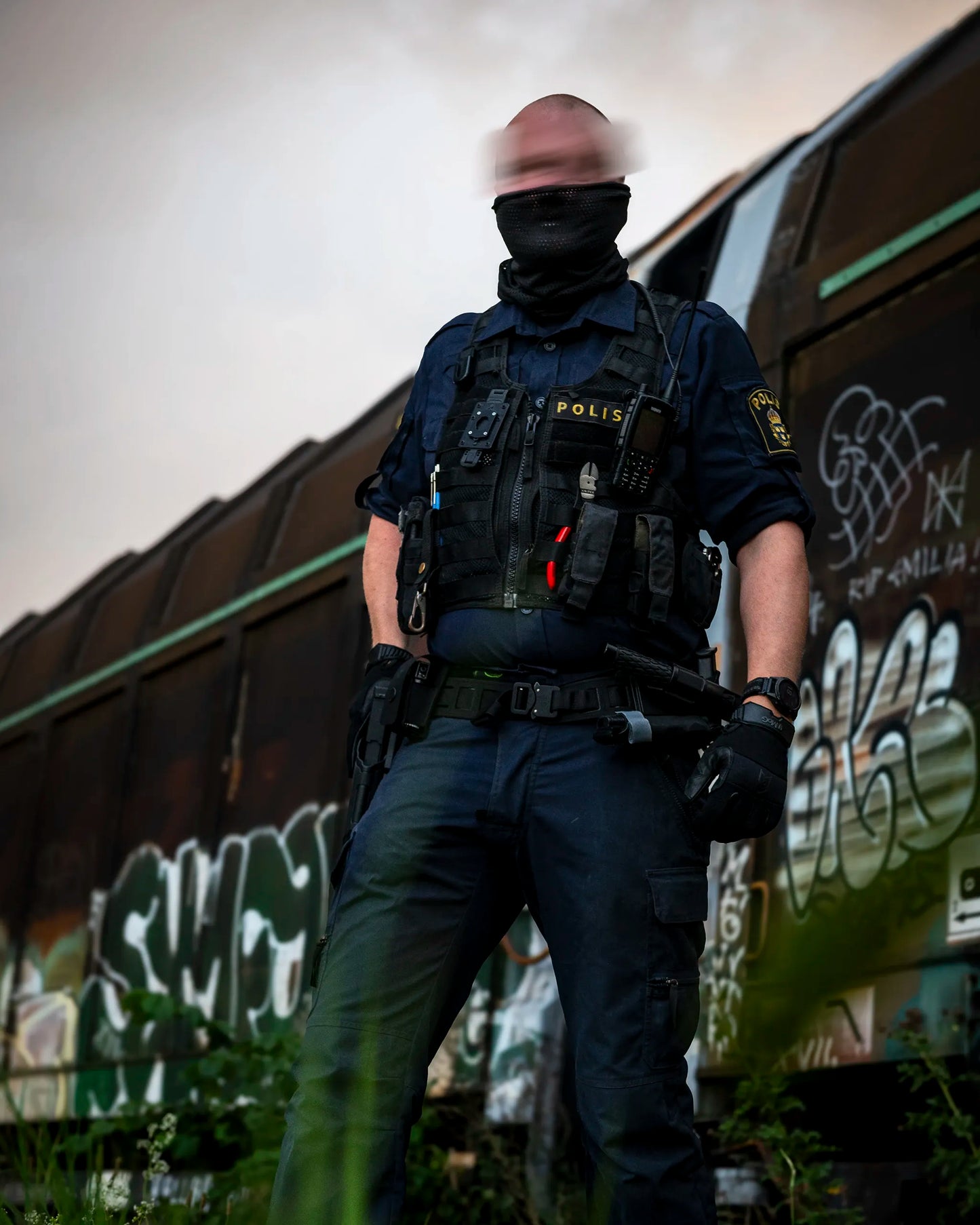 Ventilerande meshbuff i svart buren av polis.