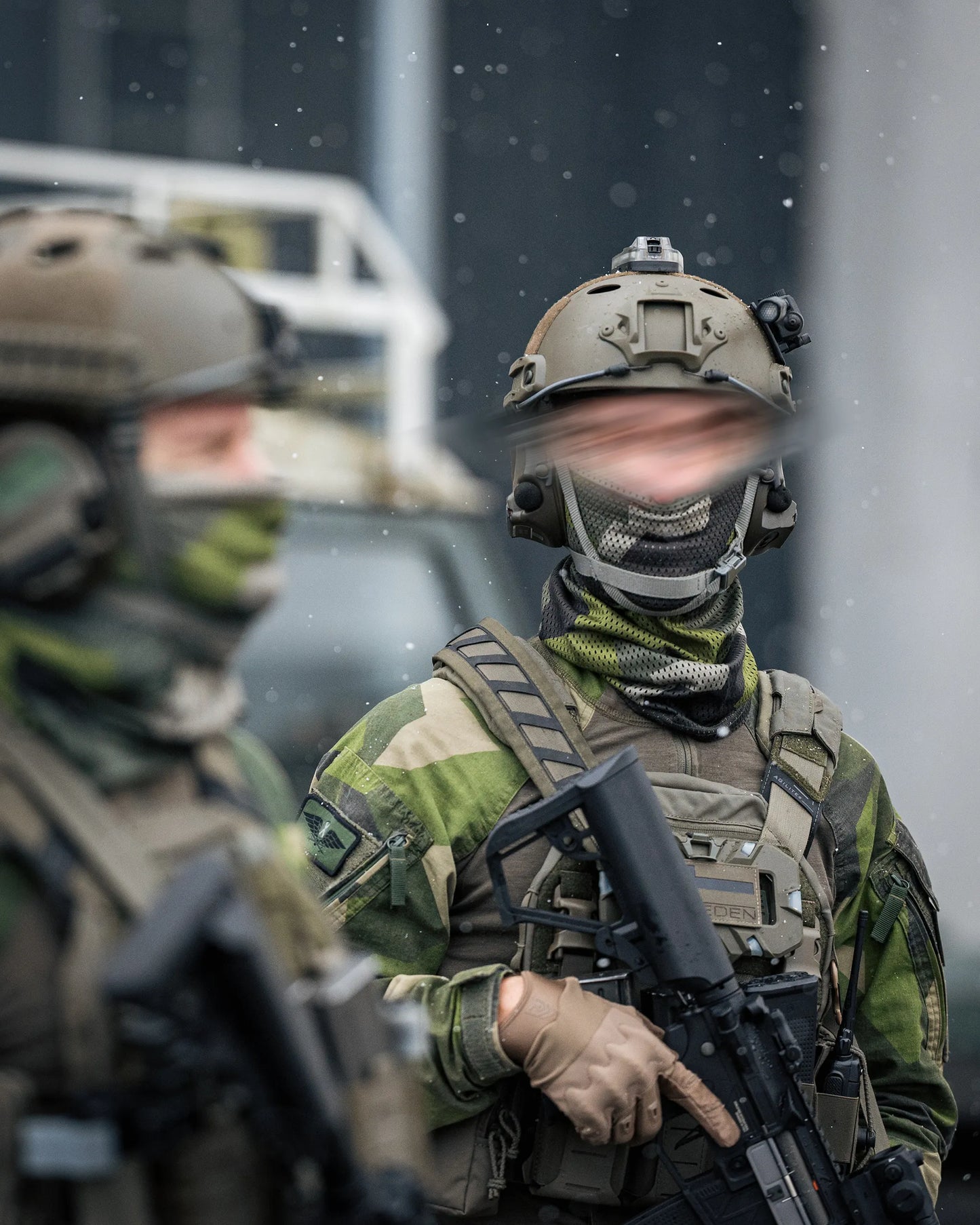 Ventilerande meshbuff i svenskt M90 buren av svensk soldat.