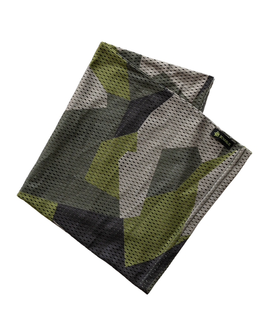 Ventilerande meshbuff i svenskt M90 för fältbruk och maskering.